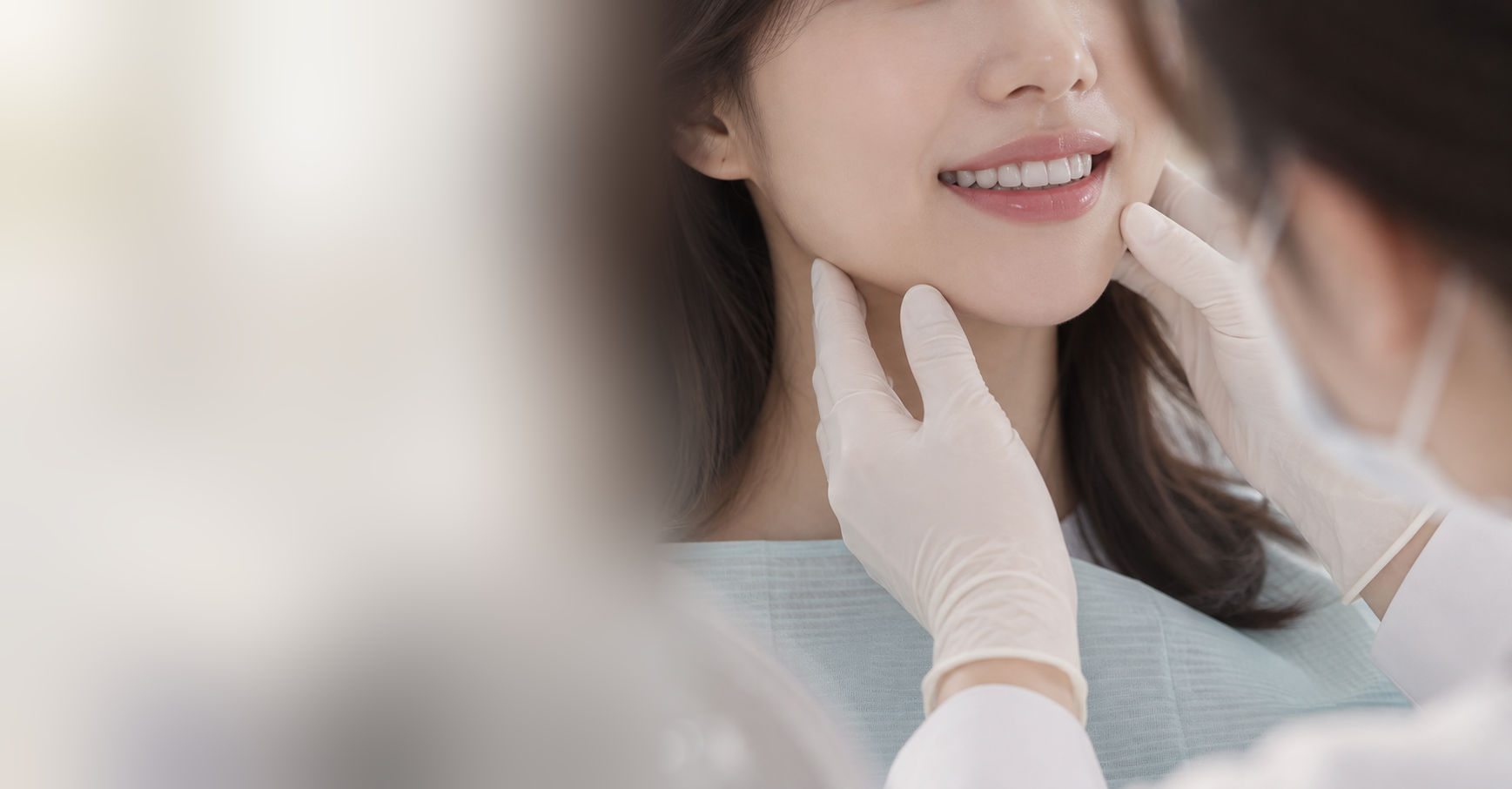 환자의 미소와 얼굴 균형을 세심하게 살피는 교정 진료 장면