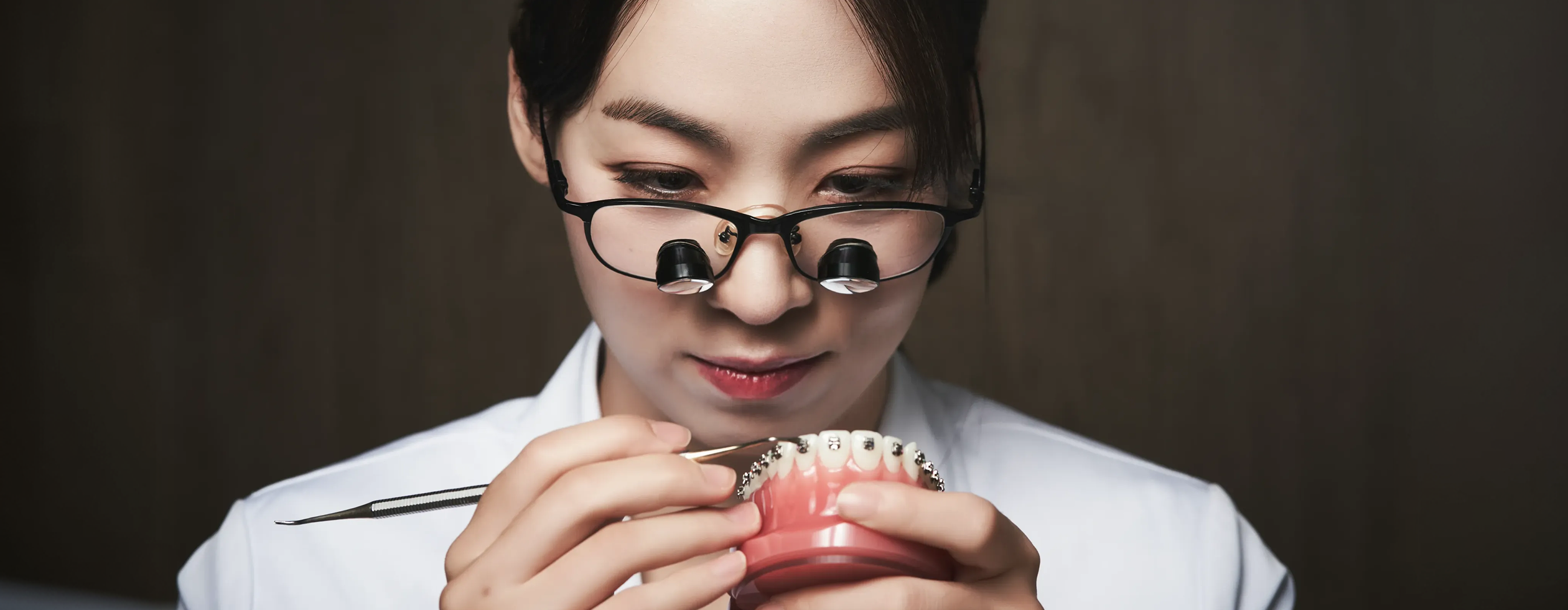 치아 모형을 세심하게 살피며 진료를 준비하는 이채경 대표원장